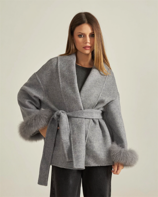 Kurzer Wollmantel mit Fellärmel - THE STOCKHOLM CLOUD Nuage grey