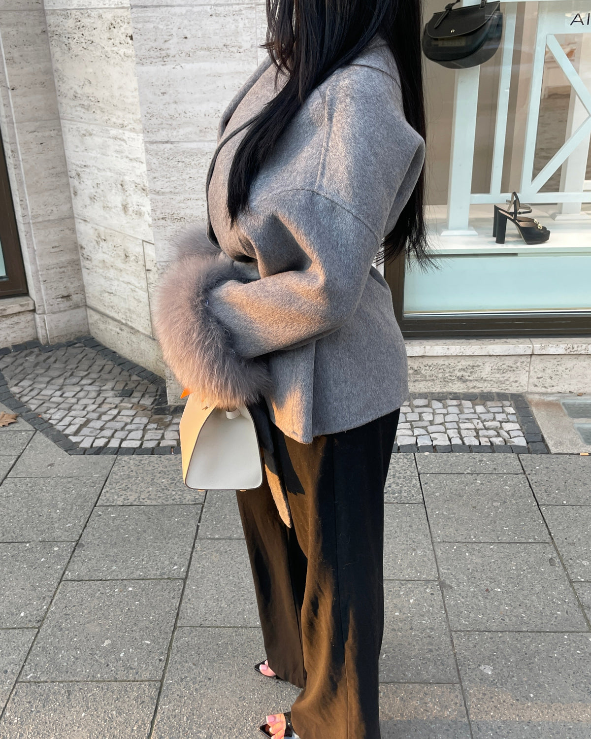 Kurzer Wollmantel mit Fellärmel - THE STOCKHOLM CLOUD Nuage grey